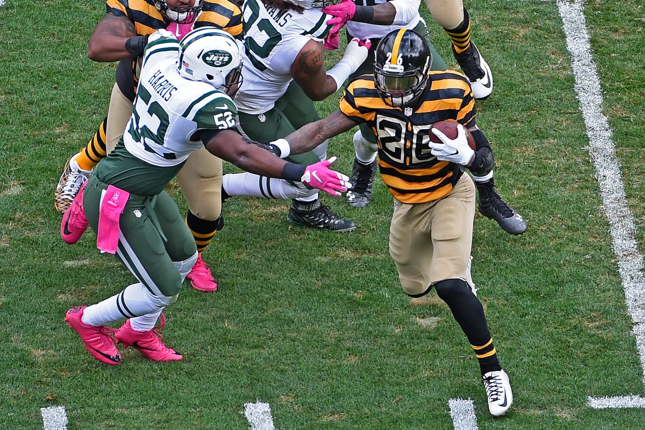 Pittsburgh Steelers running back Le'Veon Bell (26) carries the ball during the first half of an NFL football game against the New York Jets in Pittsburgh, Sunday, Oct. 9, 2016. (AP Photo/Fred Vuich)