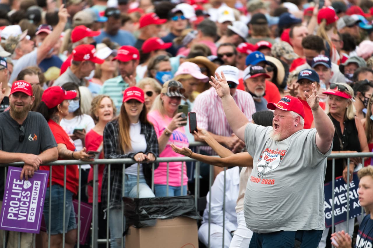 Cientos de personas fueron vistas sin mascarillas, además de dejar a un lado las recomendaciones de distanciamiento social.