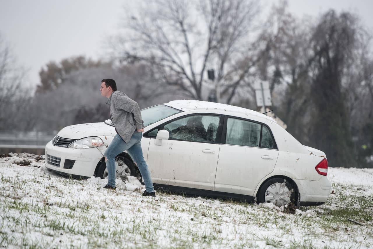 <b>Las llantas parecerán pinchadas aunque no hayan perdido aire</b>
<br>Durante el invierno extremo, el aire frío dentro de los neumáticos de automóvil se contrae, disminuyendo la presión del aire. Los mecánicos utilizan la regla de oro: por cada 10 grados Fahrenheit de frío, los neumáticos pierden 1 libra por pulgada cuadrada (PSI) de presión. Esta pérdida de presión hace que los neumáticos se aplanen ligeramente, dejando la parte inferior literalmente como un pancaque.