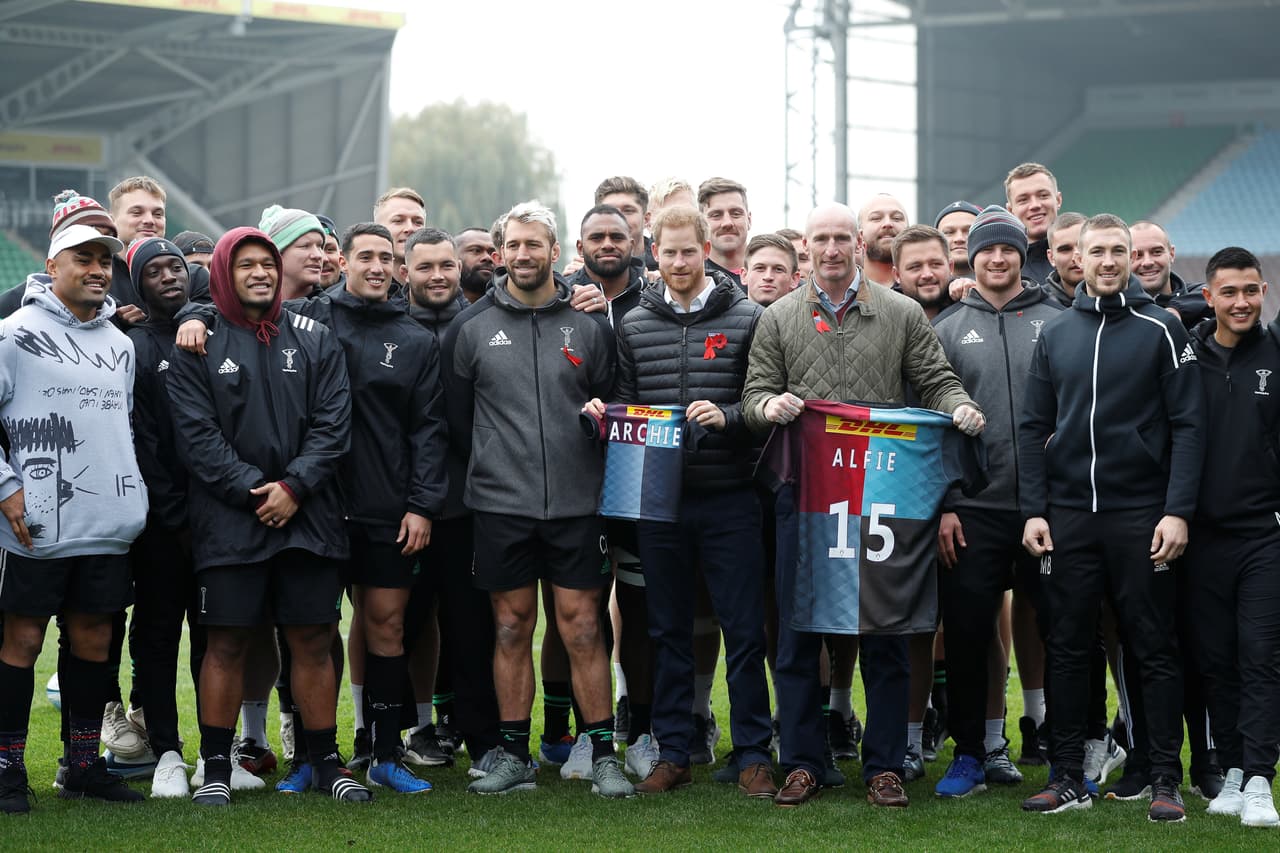 De acuerdo con la 
<b><a href="http://igrugby.org/history.htm" target="_blank">International Gay Rugby</a></b>, el equipo King's Cross Steelers fue el primer conjunto gay en la historia de este deporte. Se constituyó el 1 de noviembre de 1995.