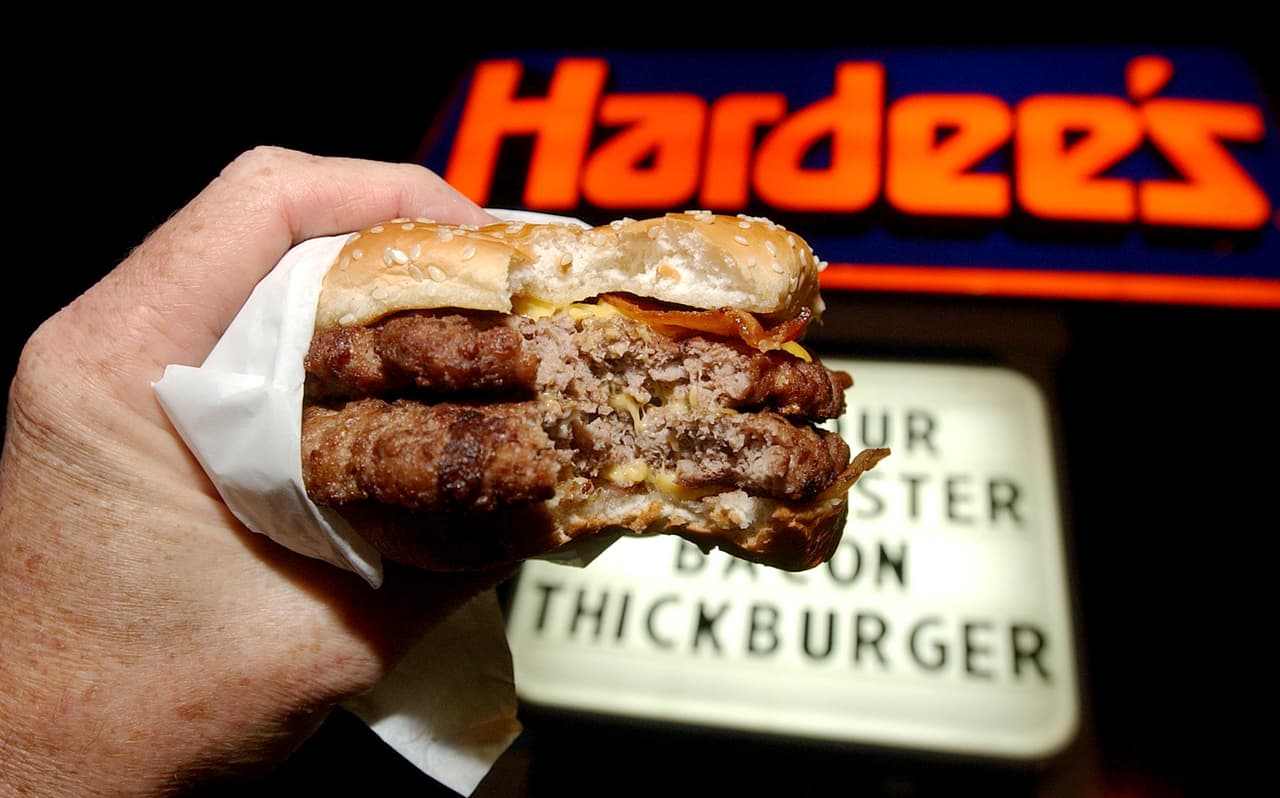 <b>Hardee’s. Calificación: F. </b>Tiene 1,874 locales en EEUU y sus ventas en 2017 fueron de 2,290 millones de dólares. No tiene una política de uso de antibióticos disponible y no respondió el cuestionario enviado por los investigadores, de modo que obtuvo 0 de 100 puntos en su calificación. El estudio fue realizado por
<a href="https://www.nrdc.org/resources/chain-reaction-how-top-restaurants-rate-reducing-antibiotics-their-meat-supply"><u>Natural Resources Defence Council</u></a>, Consumer Reports, Center for Food Satefy y otros grupos.