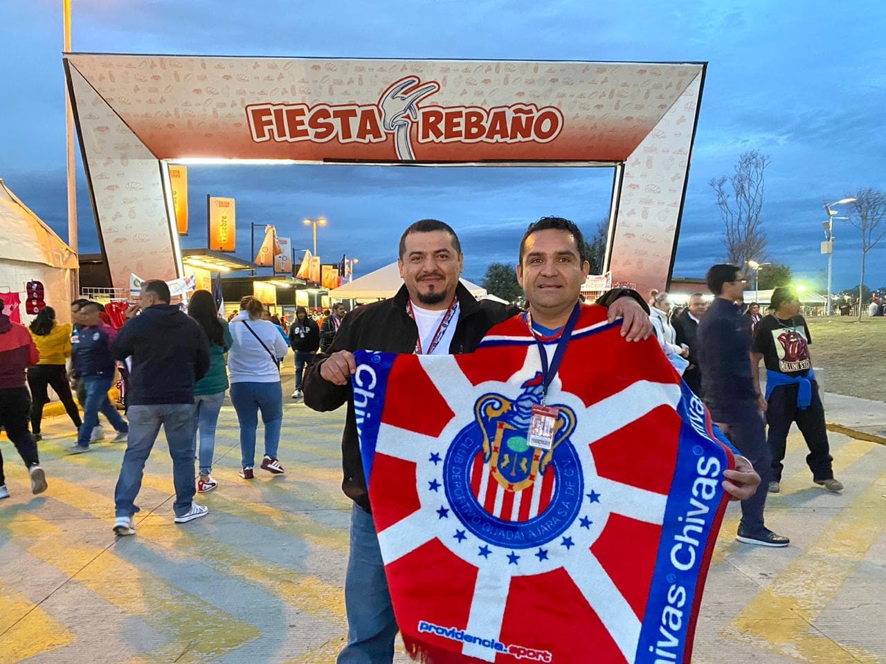 Cae la noche en Guadalajara y el Estadio Akron se alista para albergar el Chivas vs Toluca.