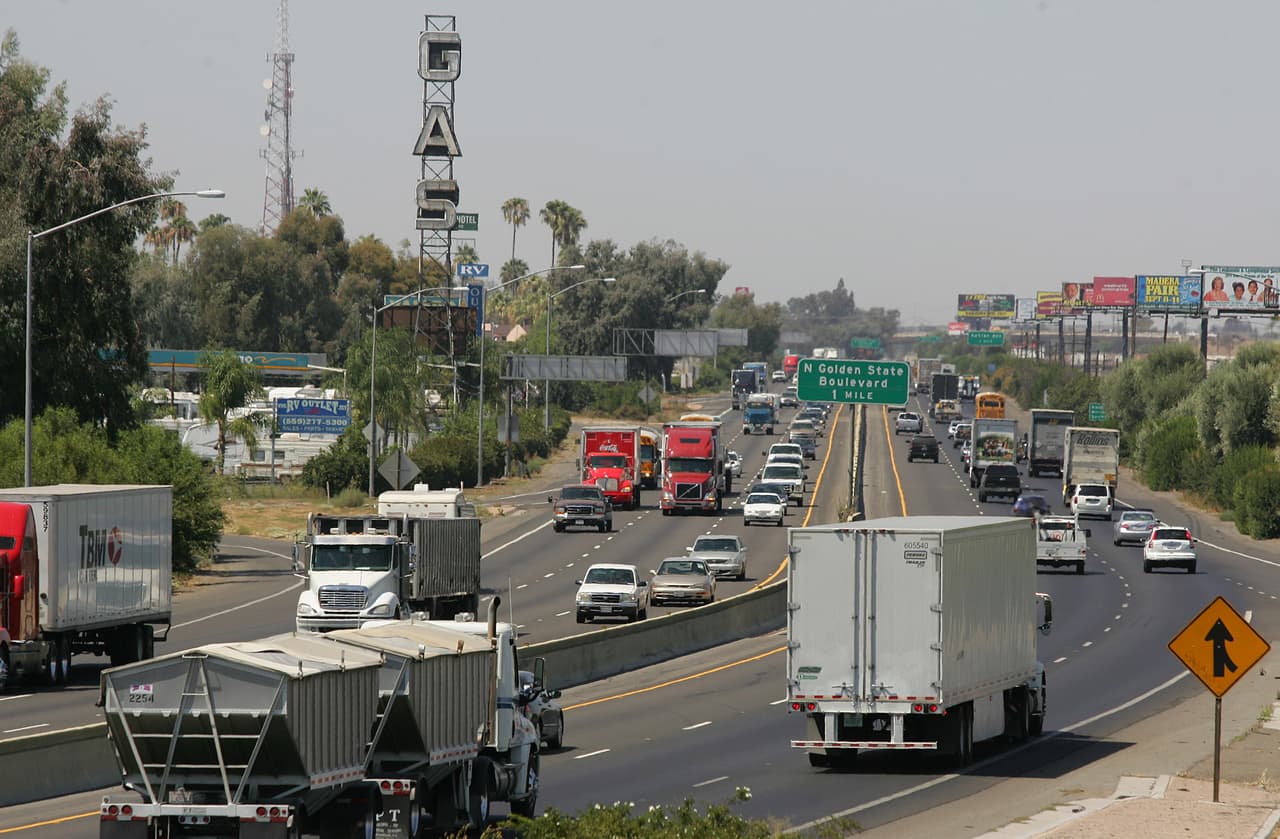 <b>Puesto 1. Ruta Estatal 99 de California (SR-99). 62.3 muertes por cada 100 millas. </b>Esta vía 424 millas recorre el centro del esta de norte a sur. Tuvo 264 accidentes entre 2011 y 2015 y es una de las vías más oscuras del país. Ocupa el primer lugar en accidentes en la oscuridad (25.5 accidentes en la oscuridad por cada 100 millas) y el segundo lugar en accidentes ocasionados por conductores ebrios (19.9 accidentes fatales cada 100 millas). 
<br>