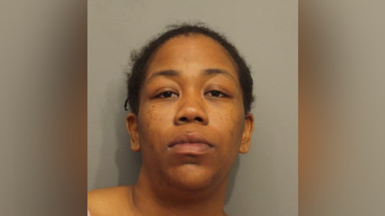 Enfrenta cargos por dejar a sus tres hijos solos en la madrugada mientras estaba intoxicada