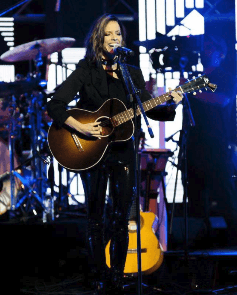 La costarricense Debi Nova, quien está nominada a Latin GRAMMY en la categoría de Mejor Álbum Cantautor por 'Gran Ciudad', ha elegido trajes negros para presentarse en el escenario.