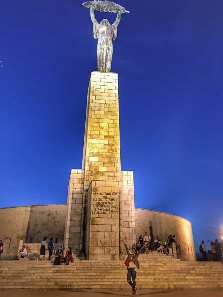 Budapest también tiene su estatua de la libertad en la colina Gellert. La estatua de bronce de 14 metros de altura se encuentra sobre un pedestal de 26 metros y sostiene una hoja de palmera.