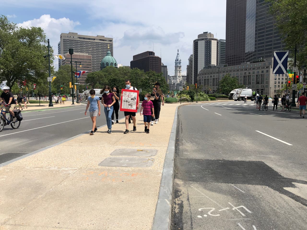 Familias fueron captadas, portando mensajes como 
<br>"Quítate de su cuello".