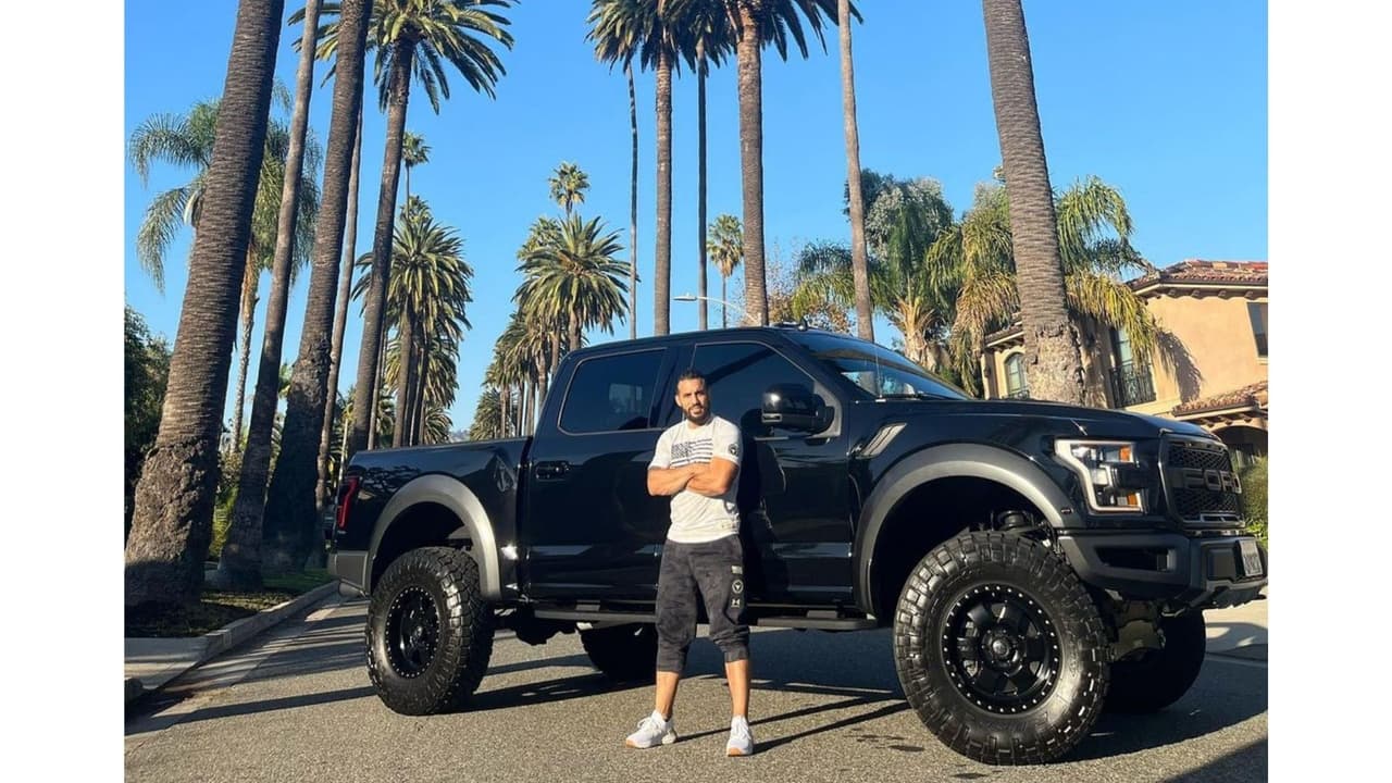Oscar Rodríguez recibió la enorme camioneta personalizada de The Rock como regalo del actor.