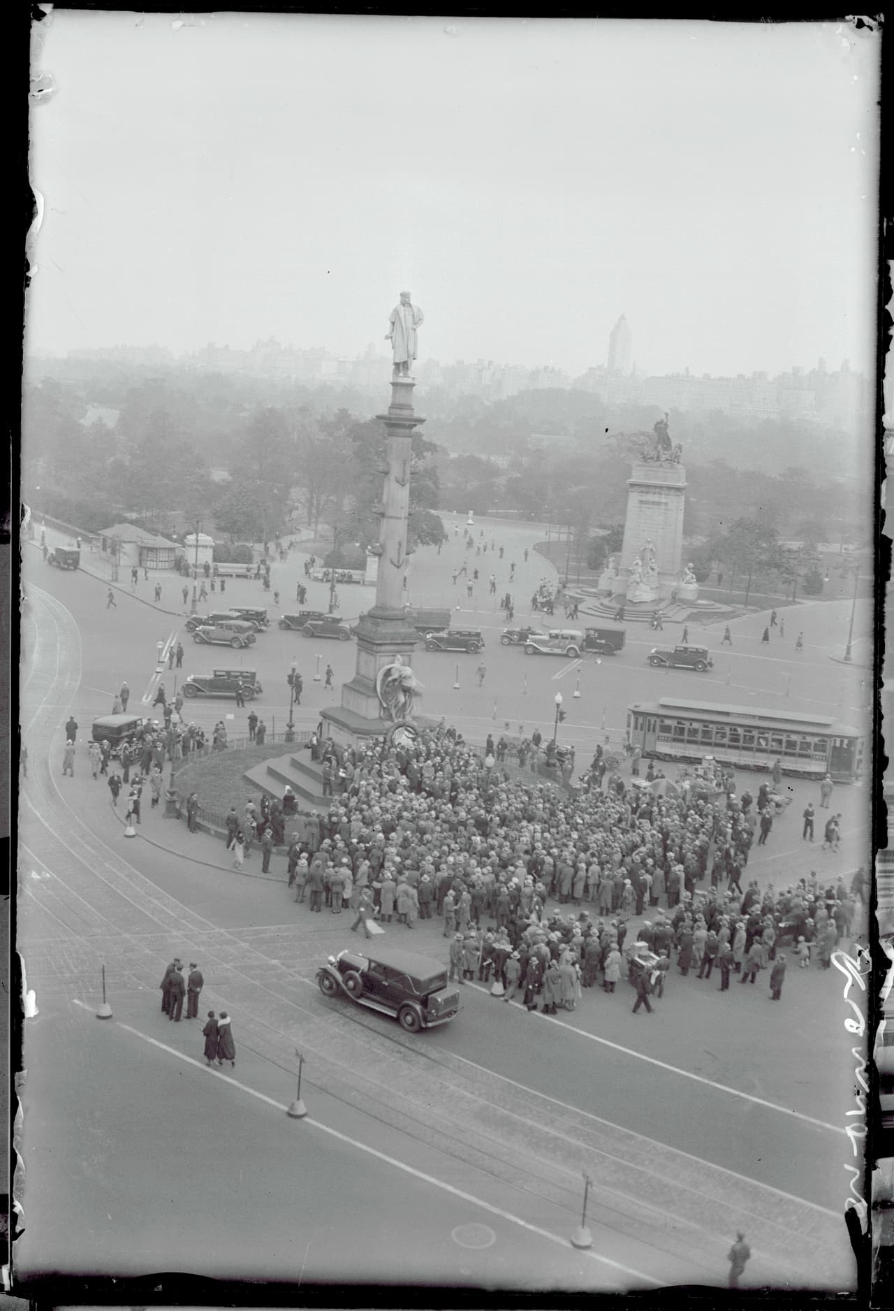 En esta foto de archivo, una multitud asiste a la conmemoración de "El descubrimiento de América" organizado por la Sociedad Benevolente Italiana en 1932. Aunque los estadounidenses de origen italiano consideran al explorador un héroe, activistas ven en Colón a un malvado que abrió la puerta al exterminio de las poblaciones indígenas en el continente.
