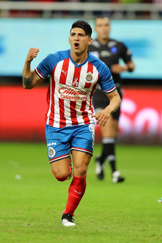 Tras un día de estar privado de su libertad y aunque le pidieron a su hermano seis millones de pesos (poco más de 300,000 dólares), el delantero que hoy juega con las Chivas fue rescatado por la policía.