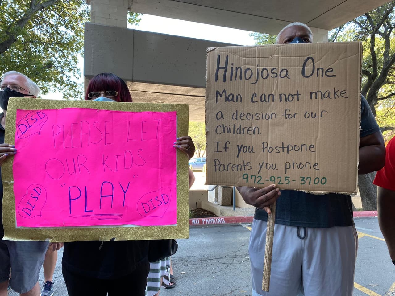 Con pancartas algunos padres pedían al Superintendente del distrito que les permita a sus hijos jugar en las escuelas.
<br>