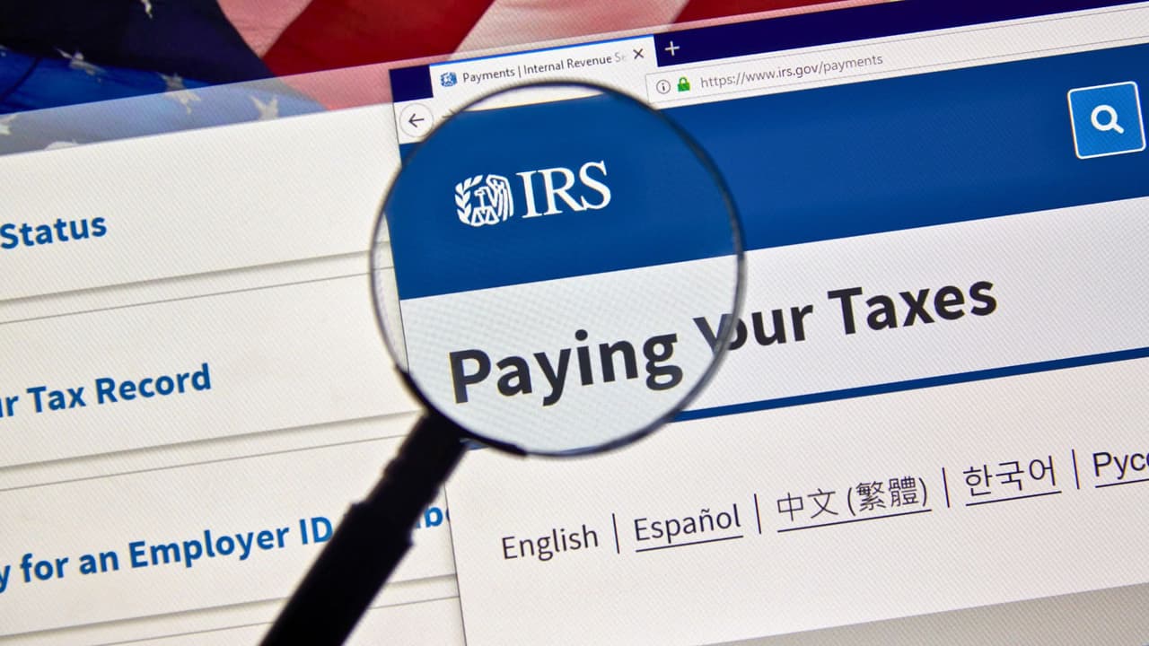 <b>Sube la deducción estándar</b> 📈
<br>
<a href="https://www.univision.com/noticias/estados-unidos/declaraciones-de-impuestos-2025-que-cambios-aplican-a-los-taxes-de-esta-temporada-irs-tax-season-start-2025" target="_blank">Uno de los cambios más significativos es el aumento en la deducción estándar</a>. Para este año, los contribuyentes individuales podrán deducir $14,600. Las parejas que presentan juntas tendrán una deducción de $29,200, mientras que las jefas de hogar verán un aumento a $21,900. Esto significa que, si calificas, podrías recibir un reembolso mayor 🤑