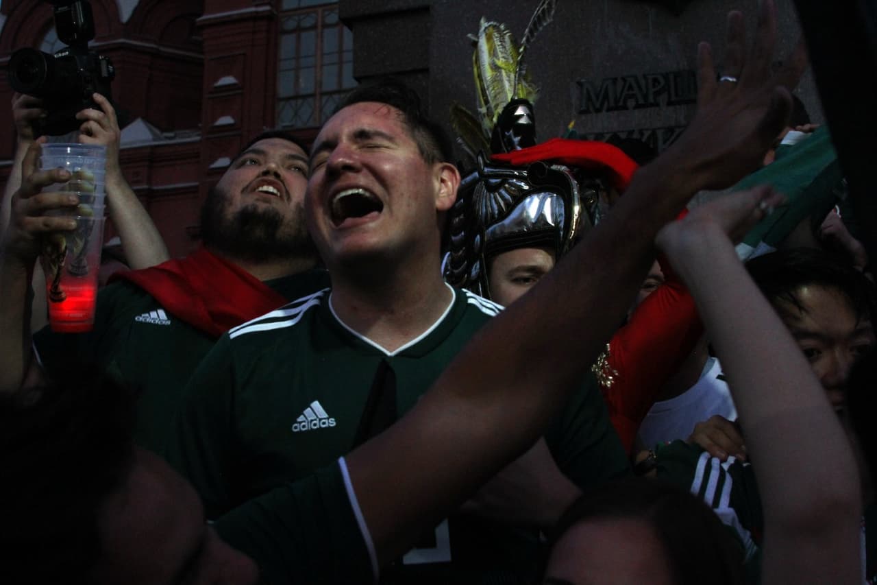 Tremendo jolgorio que armaron los aficionados mexicanos en la Plaza Roja en Moscú tras la gran victoria de la selección de México por 1-0 sobre Alemania. ¡Así festejaron! (Fotos: Ricardo Otero, enviado)