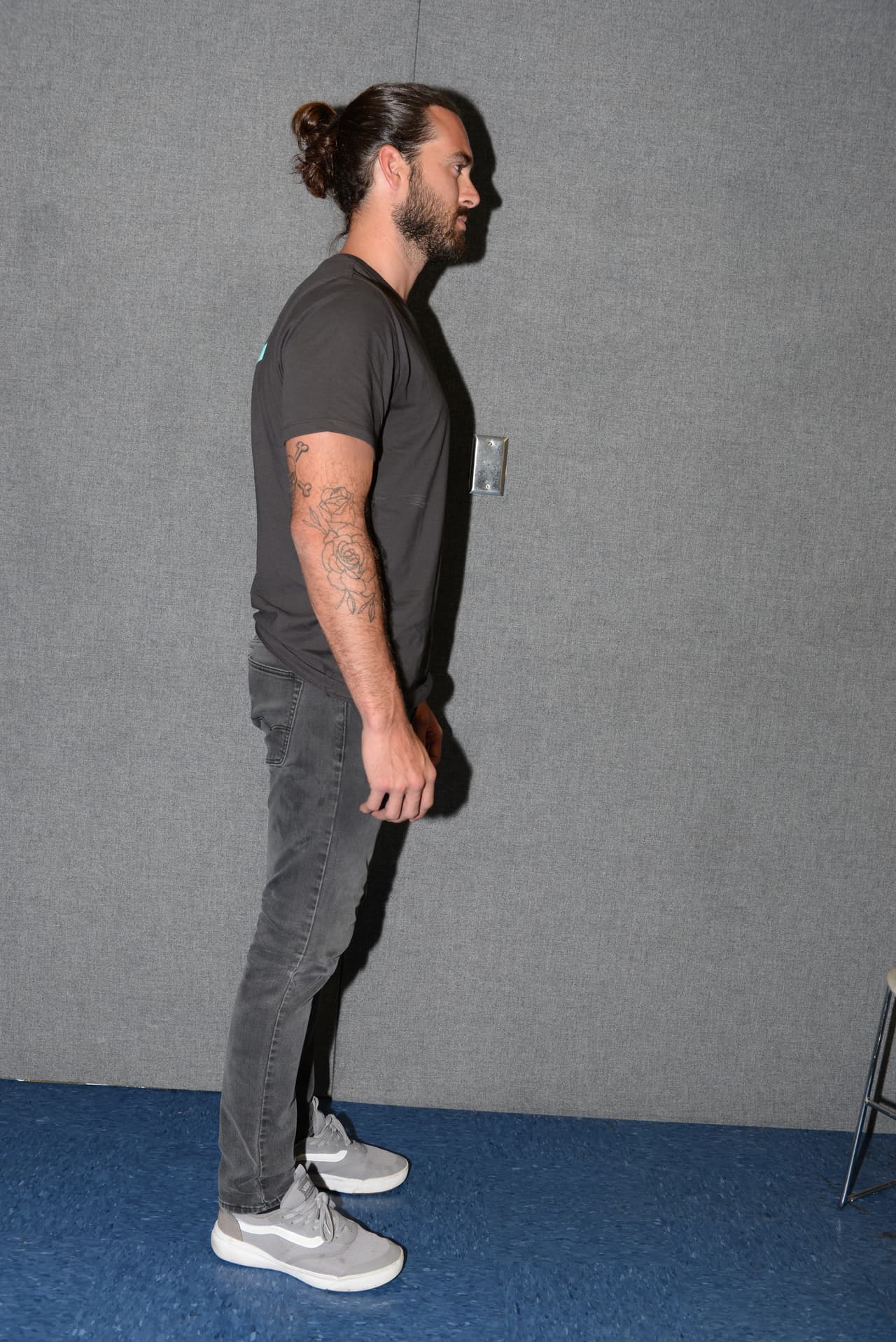 “Vi al sospechoso bajándose de su auto y a la víctima también, la víctima estaba gritando ‘por favor no me lastimes’, y el sospechoso fue y lo golpeó”, comentó un testigo.