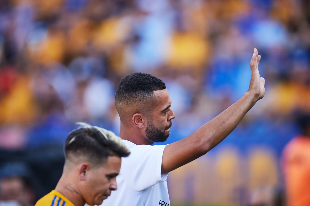 La afición coreó el nombre deRafael Carioca ante los rumores de una pelea con Miguel Herrera.