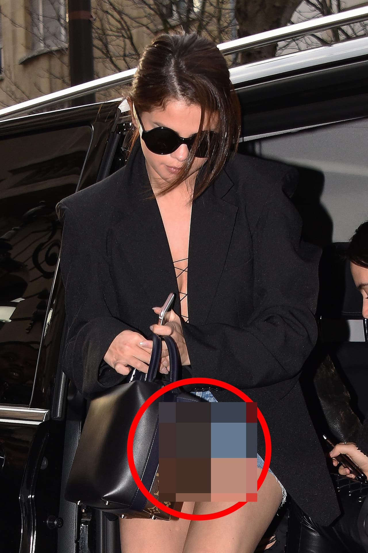 Oops! Con esa mini de mezclilla enseñó de más, y parecía que nada le incomodaba.