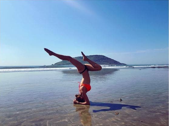 A través de Instagram 
<a href="https://www.univision.com/temas/michelle-renaud"><b>Michelle Renaud</b></a> comparte imágenes de sus prácticas de yoga, ciclismo y hasta pole dance.