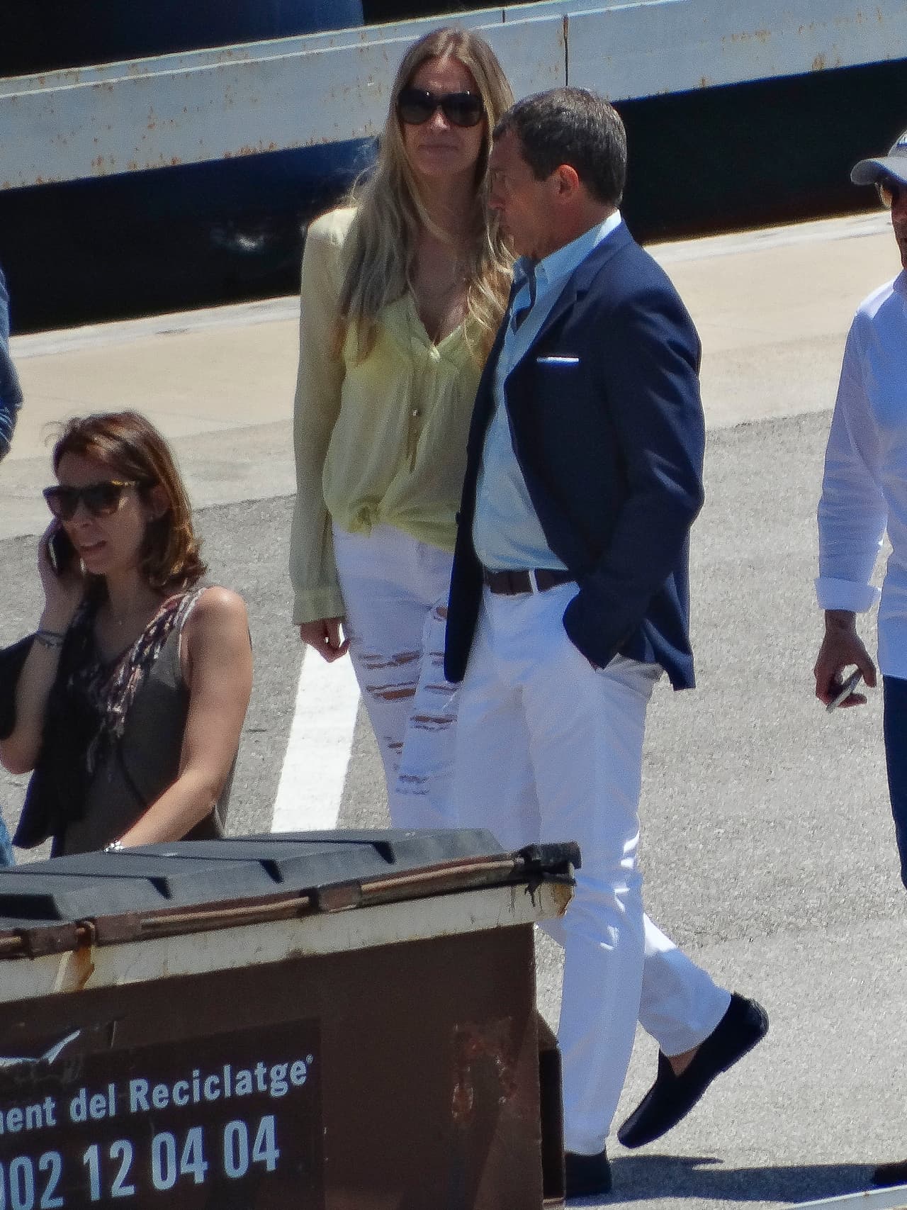 Nicole lució un pantalón blanco que marcaba sus curvas.