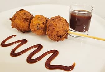 <h3 class="cms-H3-H3">Pechuga y waffles en palito</h3>
<br>Pechuga ahumada desmenuzada y mezcla para gofres, frita y servida con salsas de su elección