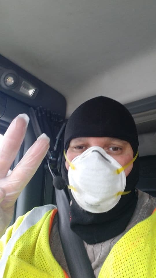 German Hernandez trabaja como transportador durante la crisis del coronavirus