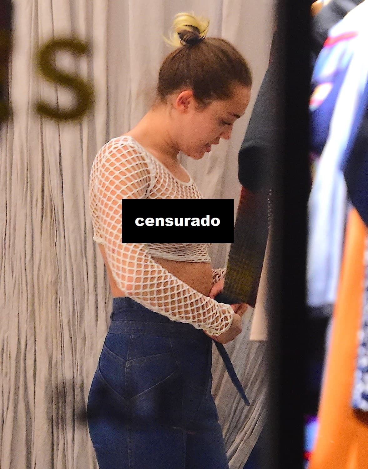 Se notaba que no le importaba tener todos los ojos encima, pues como si nada se probó las prendas que quería llevar.