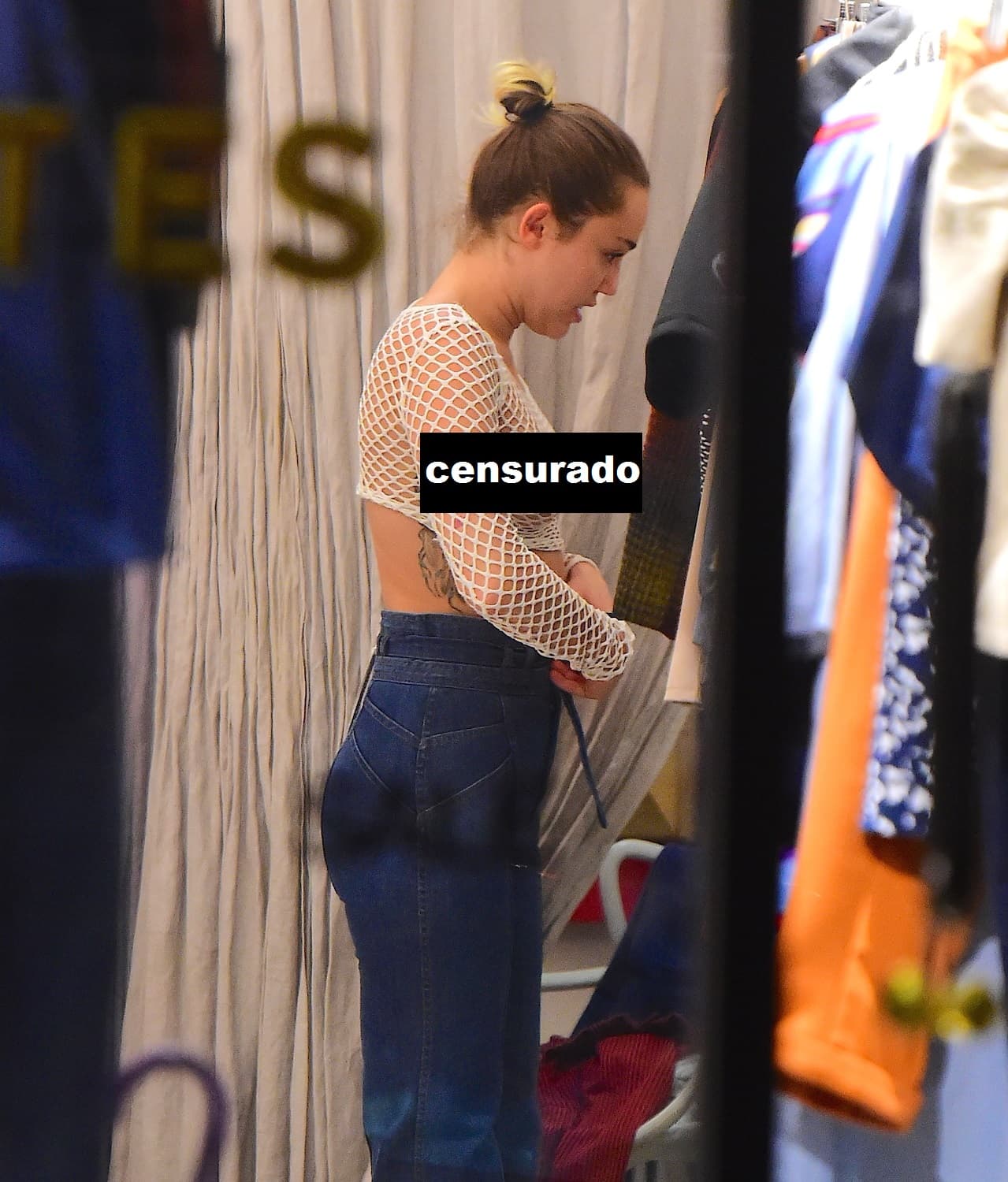 Fue tan explícita que el paparazzi captó cada uno de sus movimientos.