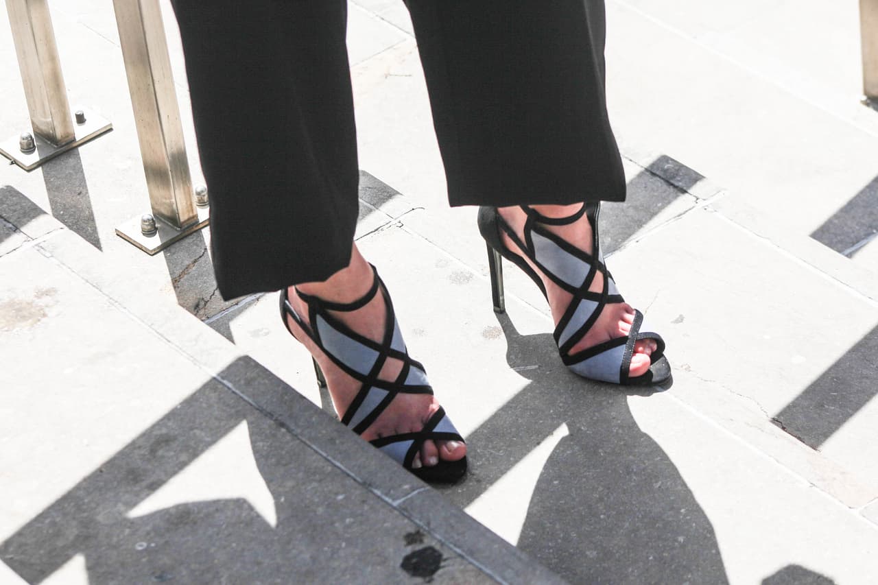 Las cintas interlazadas con espacios coloreados son una tendencia que se ve por igual en vestidos de baño como en sandalias. Este tipo de zapatos son ideales para ocasiones más serias o para la oficina una vez que el pie no queda tan desnudo.