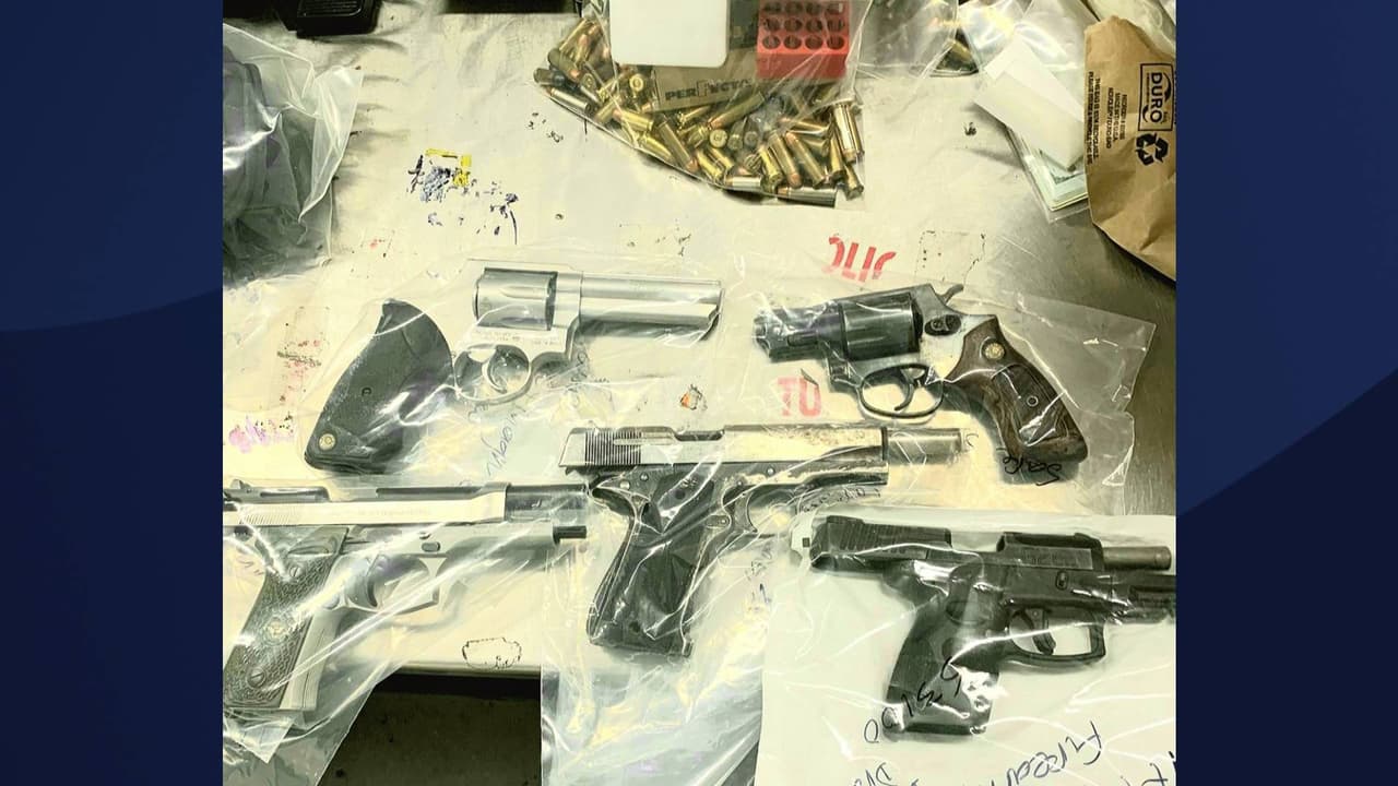 Una investigación que empezó en julio del 2021 arrojó este 14 de enero 6 armas, 3,000 pastillas de fentanilo, más de 4 onzas de metanfetamina, cocaína y heroína.