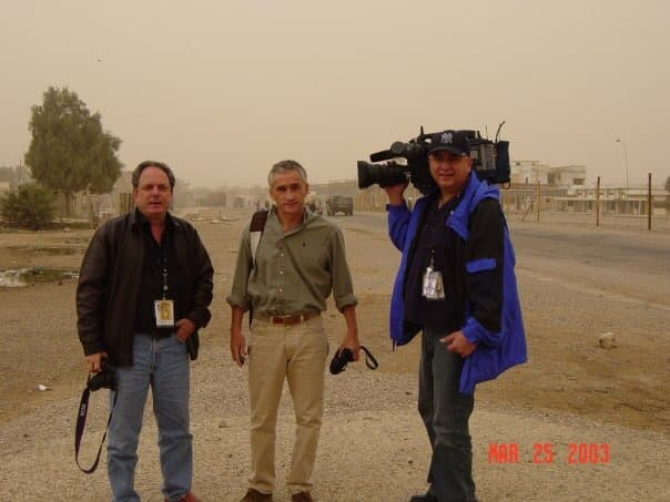 Jorge Ramos y sus compañeros de Univision Noticias en la frontera entre Irak y Kuwait en marzo de 2003, durante la cobertura de la guerra del golfo. Como conductor del Noticiero Univision, Ramos ha cubierto cinco conflictos bélicos (El Salvador, el Golfo Pérsico, Kosovo, Afganistán e Irak).