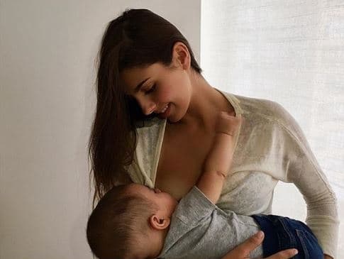 A principios de septiembre de 2017 Michelle compartió esta instantánea en su perfil de Instagram donde se lee: "Ser mamá me hace sentir súper poderosa. Pensar que en mi cuerpo se formó el ser que más amo y ahora también es capaz de producir su alimento para que crezca sano... ¡es mágico!".