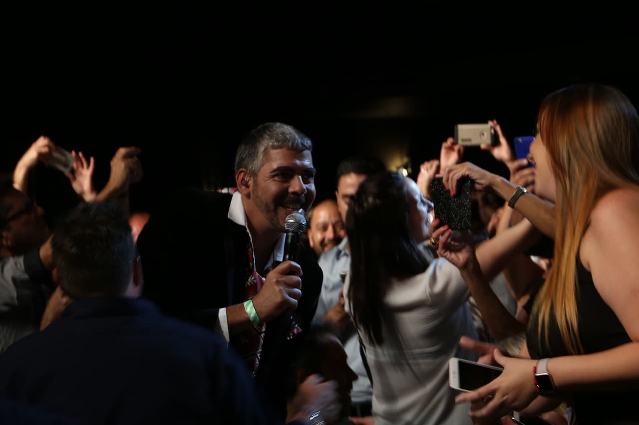 Roldán de Orishas bajó al público varias veces durante el concierto en el Fillmore Miami Beach el 20 de agosto 2016.