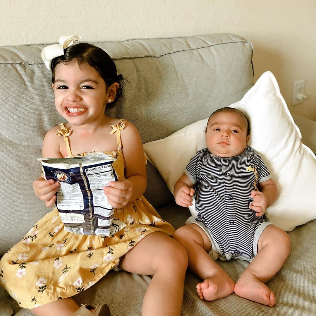 Ellos son Amaia y Lorenzo, los consentidos nietos de Johnny Lozada.