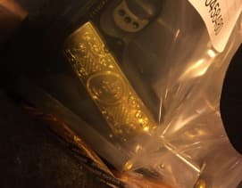 Pistola chapada en oro que le decomisaron a César Valdez.