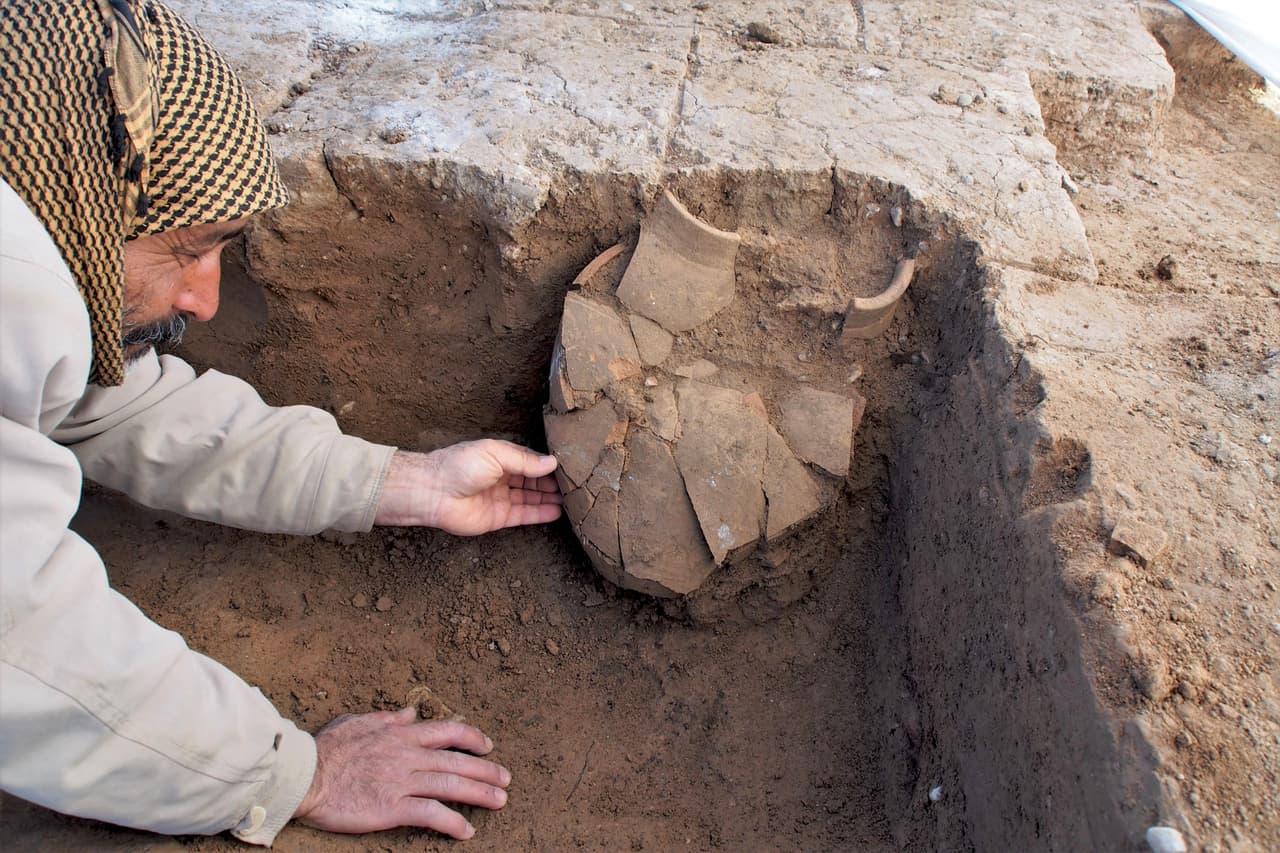 Los investigadores esperan que este descubrimiento proporcione información importante sobre el final del período Mittani y el comienzo del dominio asirio en la región. "Es casi un milagro que las tablillas cuneiformes hechas de arcilla sin cocer sobrevivieran tantas décadas bajo el agua", dice Peter Pfälzner, profesor de la Universidad de Tübingen que se sumó espontáneamente a las excavaciones.