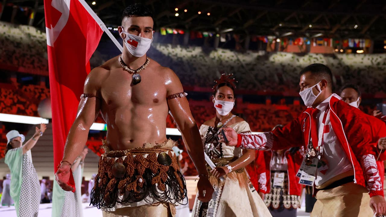 El musculoso abanderado olímpico de Tonga, Pita Taufatofua, recauda fondos tras el tsunami