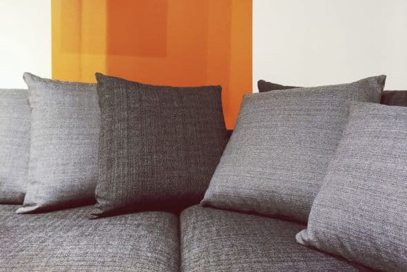 Logra un equilibrio. Un espacio con grandes y audaces patrones necesita áreas de colores sólidos o neutrales. Estos resaltarán el dibujo del estampado mientras mantienen un equilibrio visual en el espacio.