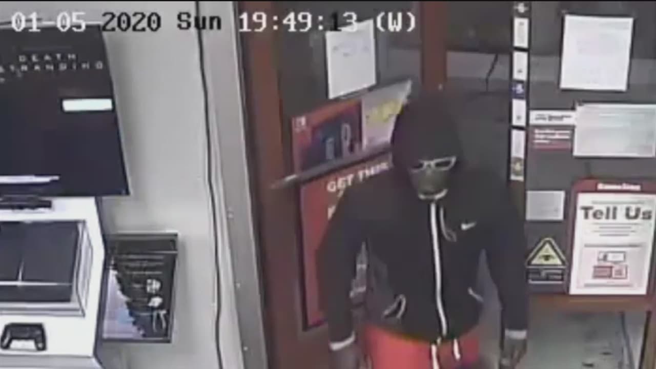 Buscan a dos sospechosos que robaron tres tiendas de videojuegos "Gamestop"