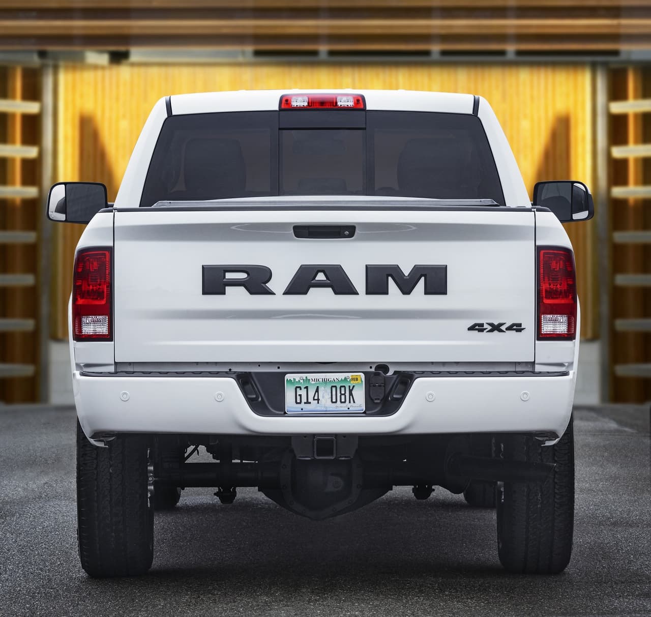 Entre los detalles estéticos, la insignia 'Ram' de la tapa de la caja posterior, además de la eventual leyenda '4x4', aparecen en un intenso color negro.