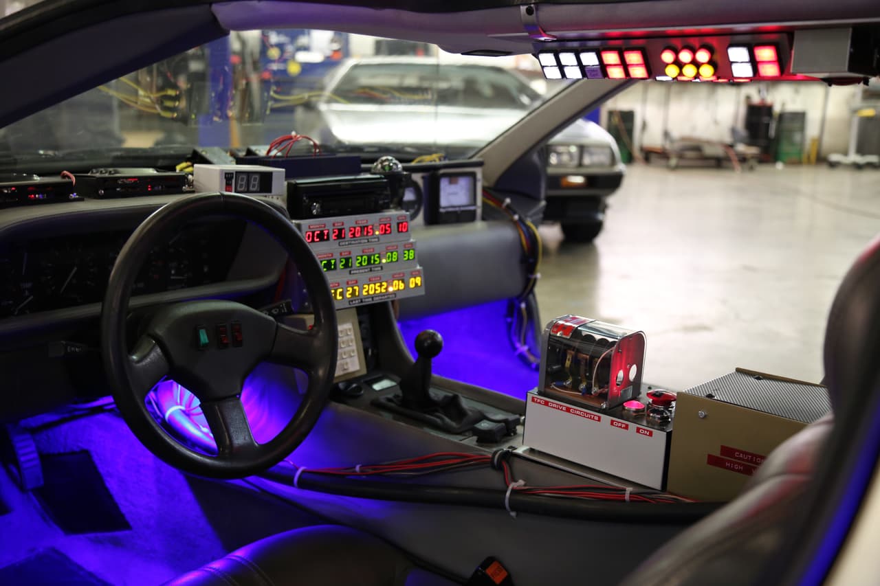 Una sucursal de la automotriz DeLorean Motor Company en Humble, Texas no sólo repara y restaura los icónicos coches, sino que creó una réplica del que se usó en la película "Volver al Futuro"
