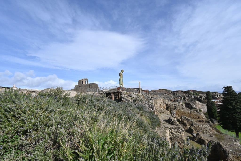 Además del fresco restaurado, la casa de los Ceii cuenta con un "peculiar atrio tetrástilo (de cuatro columnas)" y otras muestras que la convierten en "ejemplo del aspecto que debió de tener una casa de clase media del período tardío samnita" de Pompeya. En la imagen, una vista panorámica de la ciudad de la Antigua Roma ubicada junto con Herculano y otros lugares más pequeños en la región de Campania, cerca de Nápoles.