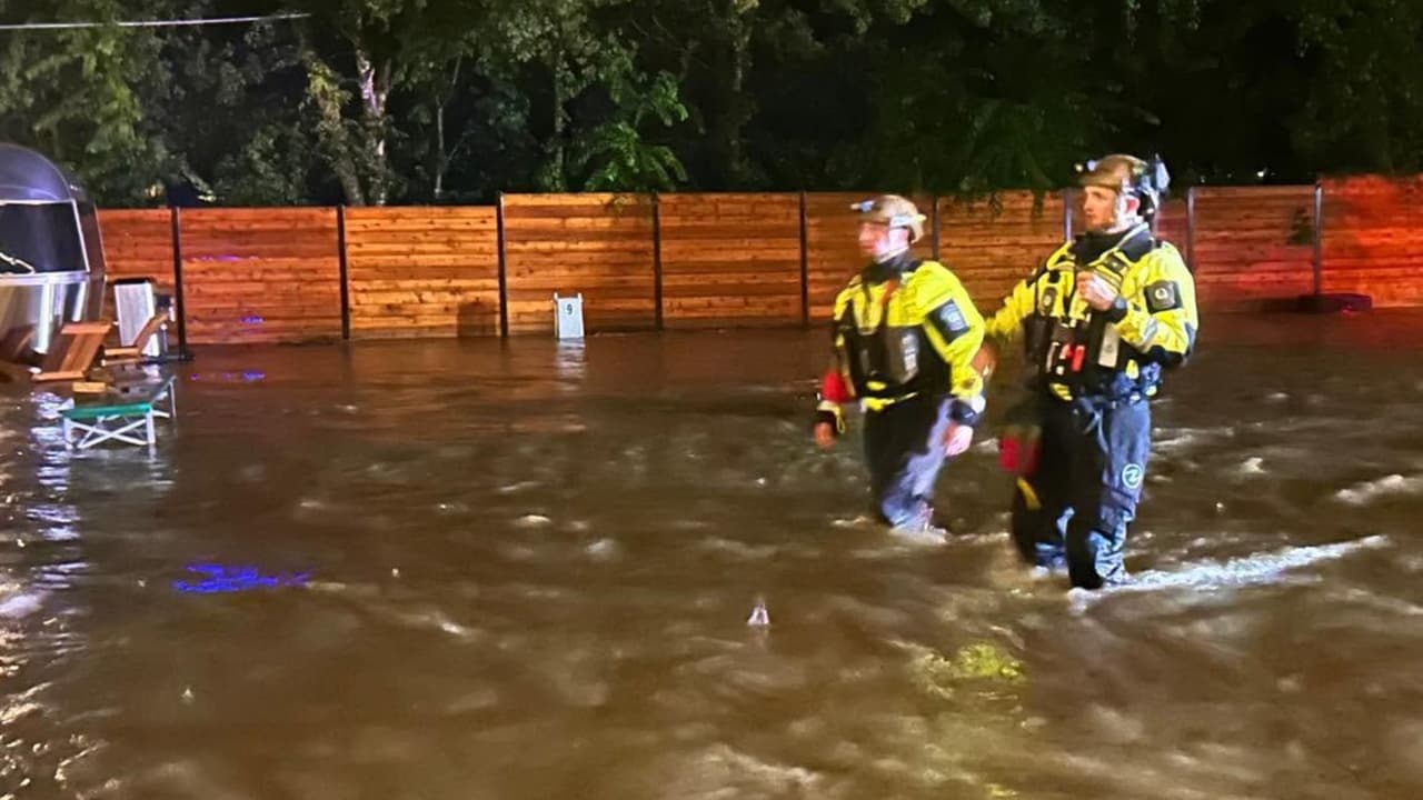 Miembros del 
<b>Equipo de Búsqueda y Rescate de los Guardabosques de Texas</b> y otras corporaciones de emergencia continuaron desplegados en las áreas afectadas para responder a reportes de personas atrapadas y evaluar las condiciones de las comunidades impactadas. Varias calles y caminos permanecieron cubiertos por el agua.