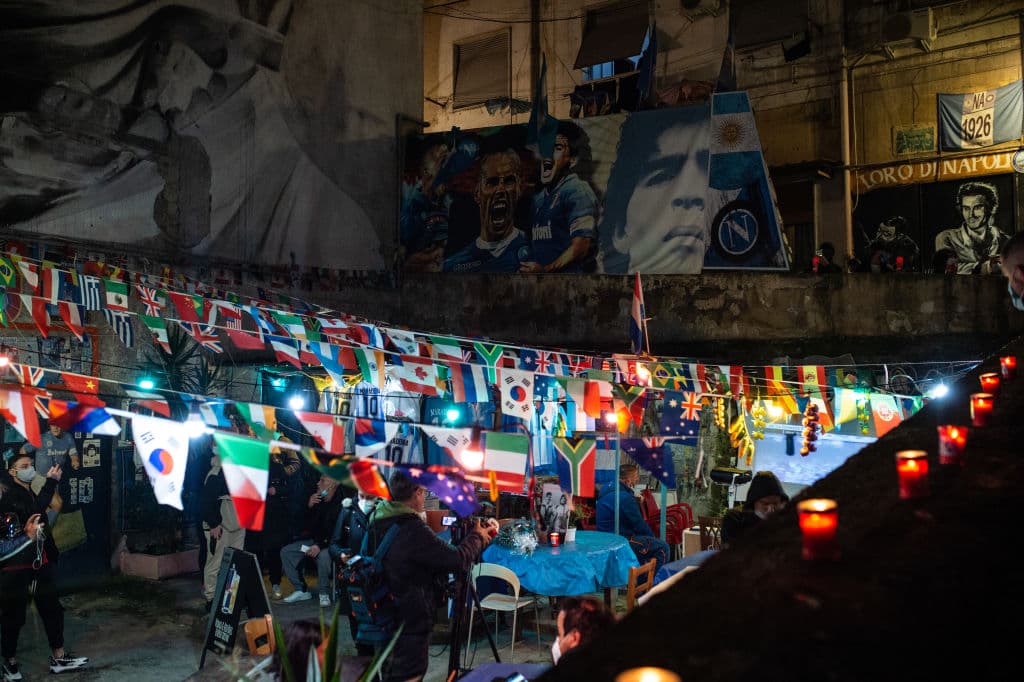 Así viven la muerte de Diego Armando Maradona en San Paolo.