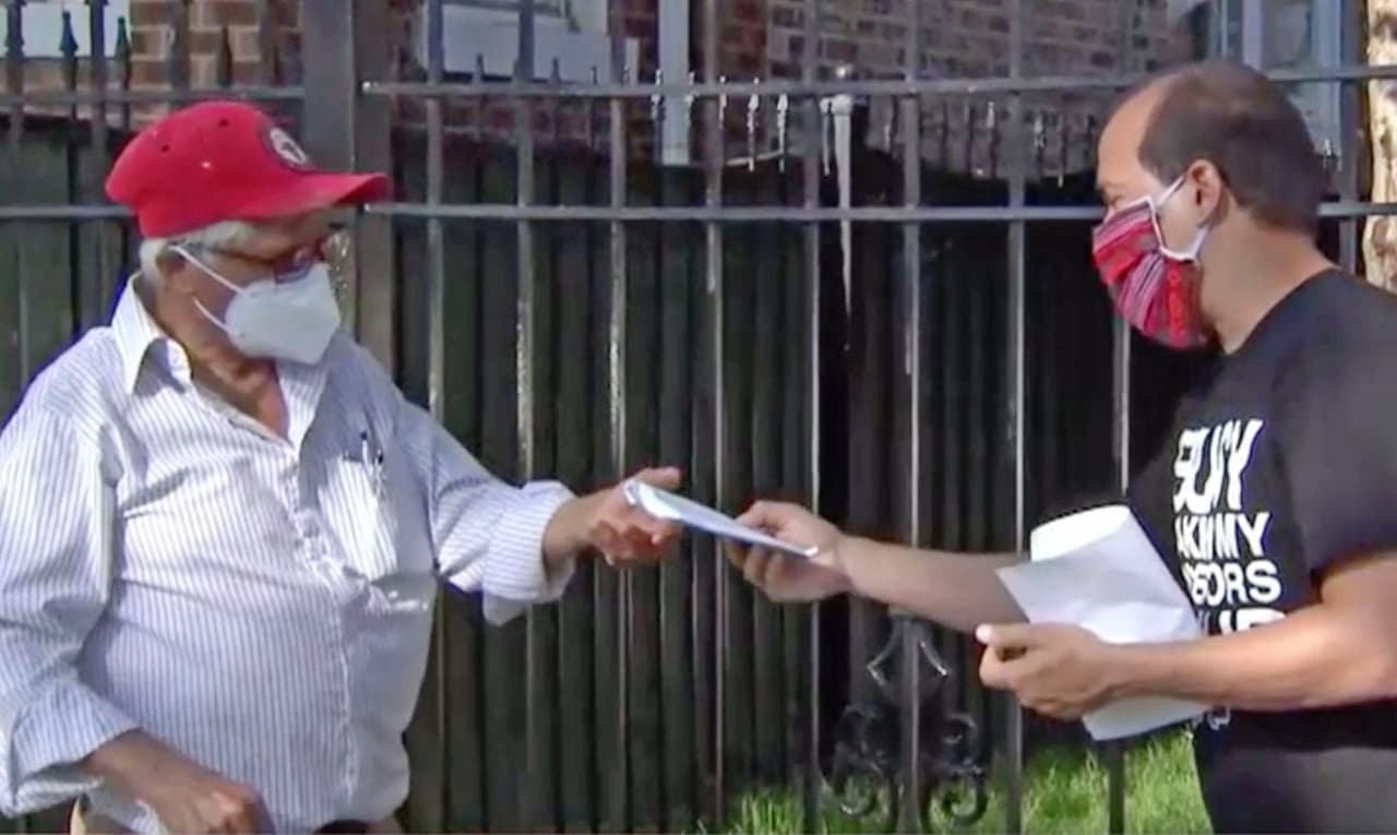 Donan $9,000 a Don Ramón, el jardinero de 77 años que repartía papelitos en busca de trabajo