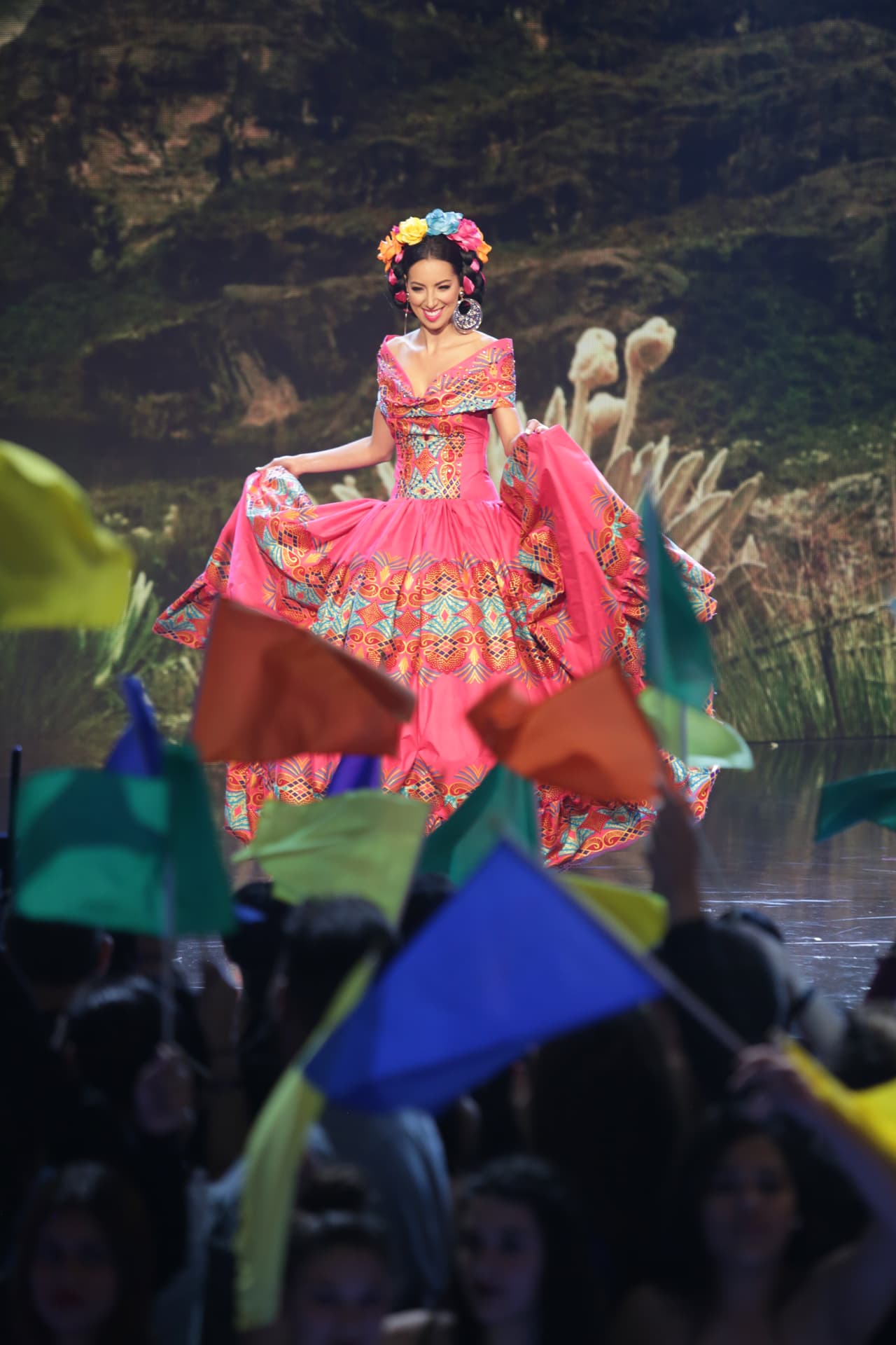 Muy felices de representar la cultura latina, las bellas se lucieron con estos trajes típicos.