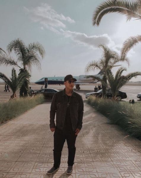 El cantante puertorriqueño de 40 años puede llegar por aire, en
<b> un lujosísimo avión privado,</b> y muy bien escoltado por una caravana de
<b> coches Mercedes-Benz</b>.