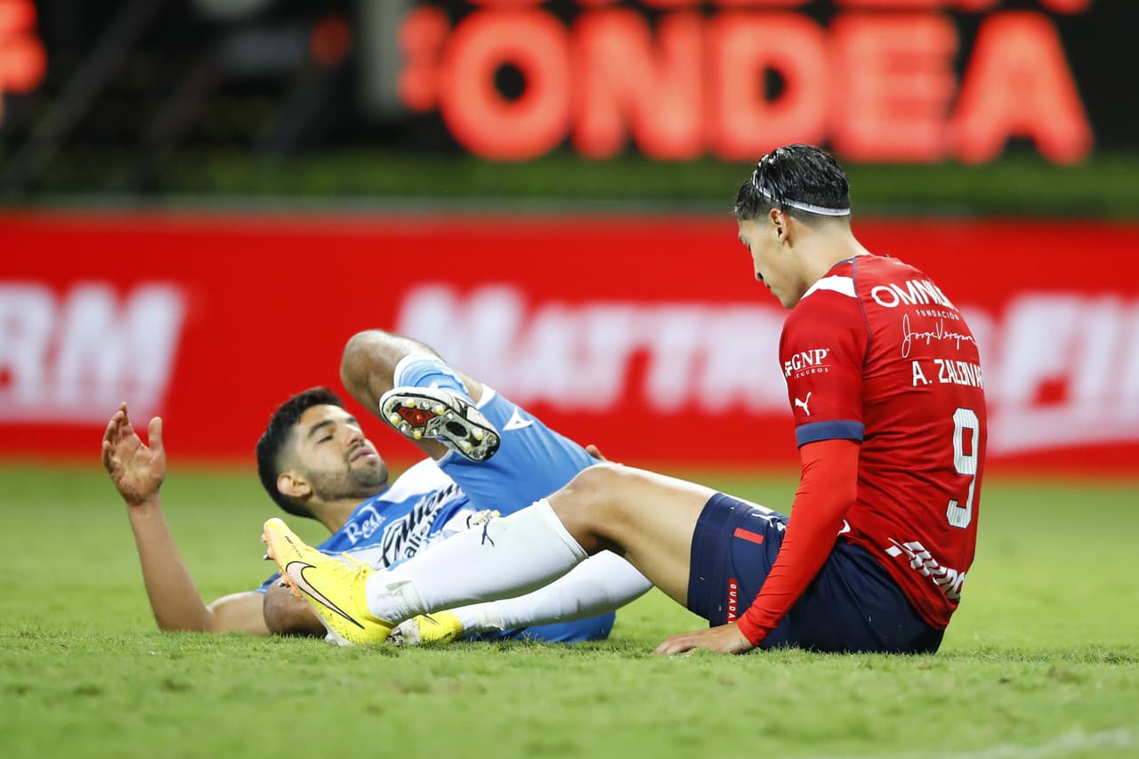 Las Chivas llegaron a siete juegos sin perder luego de vencer al Puebla en un partido marcado por la lesión de Gustavo Ferrareis.