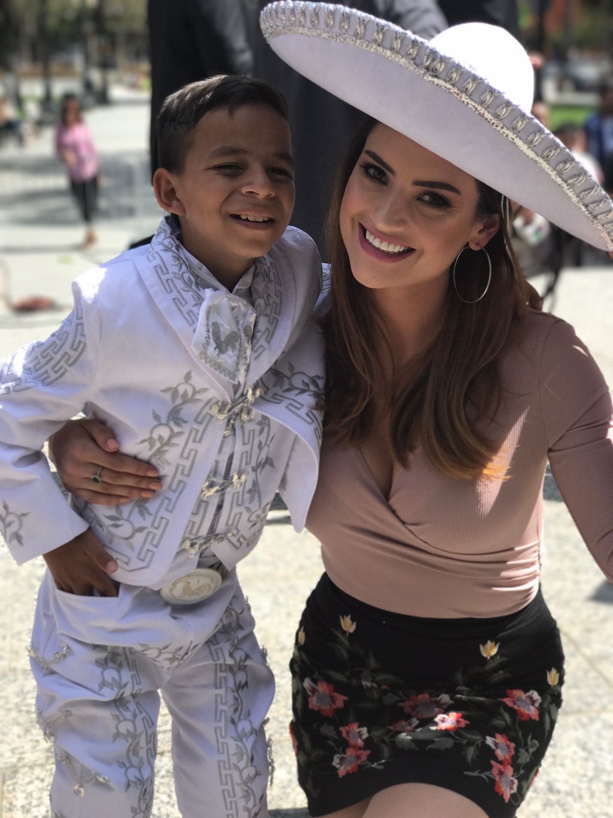 Marlon le prestó su sombrero a Michelle en la Ruta.