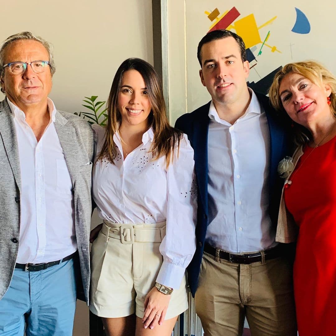 Nicolle, quien se comprometió en matrimonio en mayo de 2019, le agradeció a sus suegros que fuesen testigos de su boda en Madrid, España, y aprovechó para mencionar que
<b>echó de menos a sus padres, Julián Gil y Brenda Torres</b>.