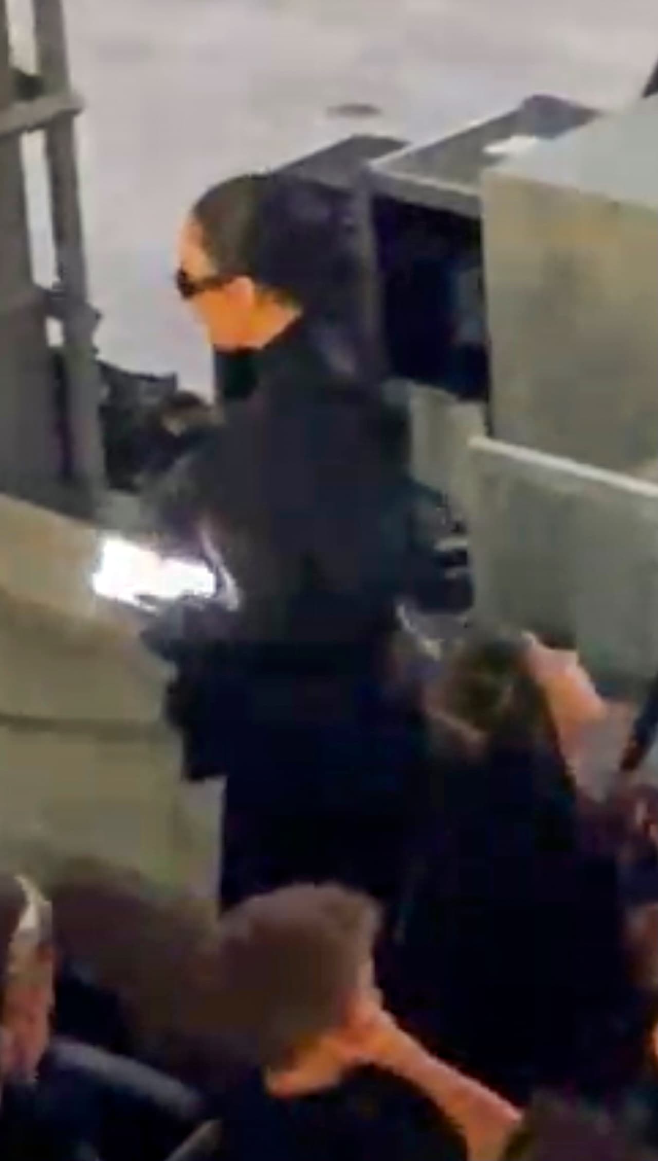 Con esta segunda asistencia de Kardashian a un evento de West en pleno proceso de divorcio, algunos de sus fanáticos insisten en que ambos han 
<b><a href="https://www.univision.com/famosos/kim-kardashian-sigue-apoyando-a-kanye-west-con-el-lanzamiento-de-su-disco-donda">"vuelto a estar juntos"</a>. </b>
<br>