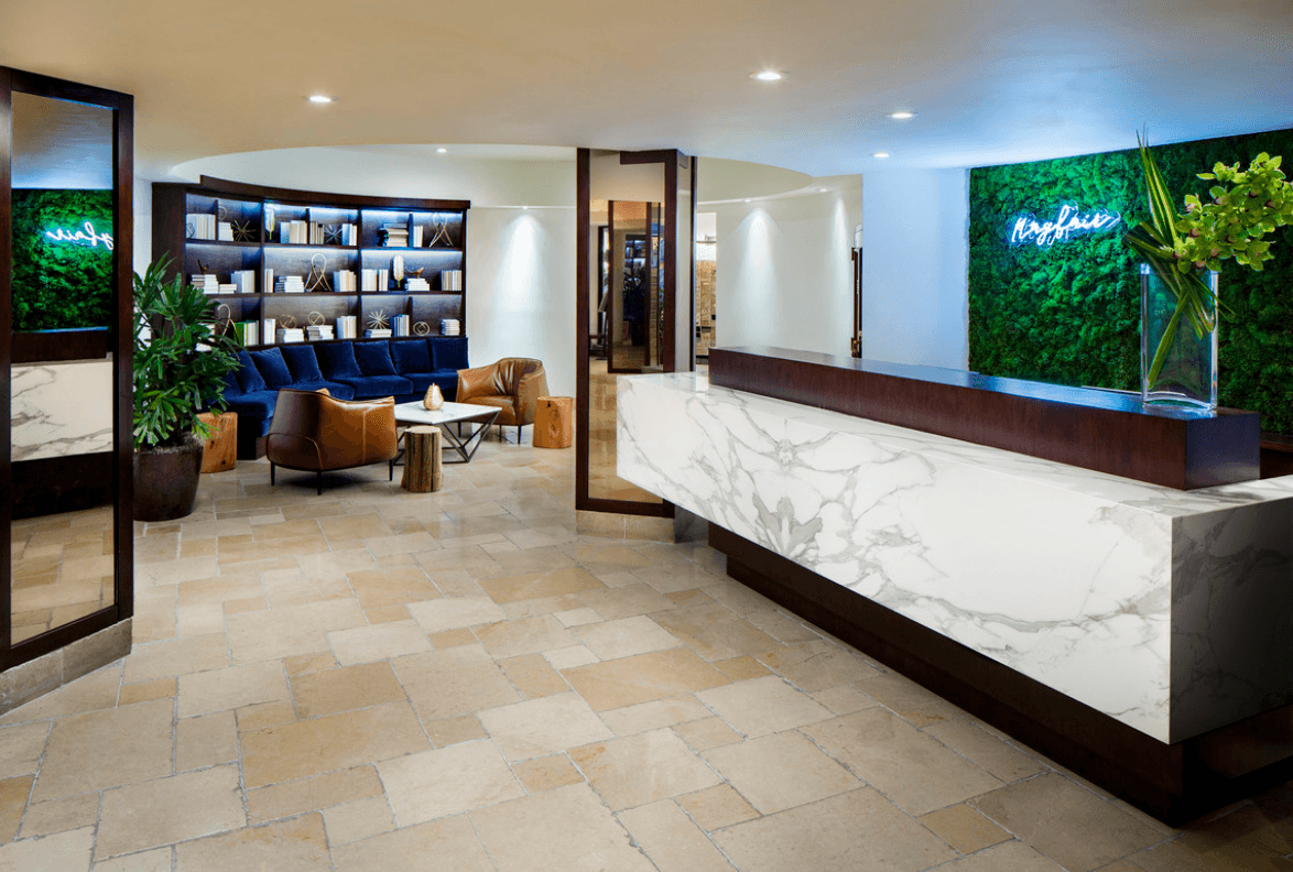 El hotel cuenta con un spa de 4,500 pies cuadrados, un restaurante, un gimnasio y un salón de reuniones.